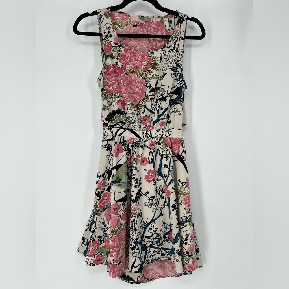 FOREVER 21 WHITE FLORAL DRESS WITH PEEK A BOO BACK LIGHT  BREEZY FUN‎ DRESS